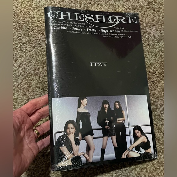 ITZY CHESHIRE Sealed Album Set w/Photobook, Photocards & Extras - NEW, sealed. - Picture 1 of 8
